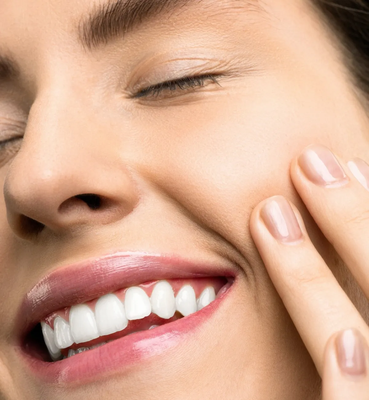 تبييض الأسنان من دون مشاكل في اللثة والأسنان يمنحك ابتسامة جذابة (المصدر: Pexels )