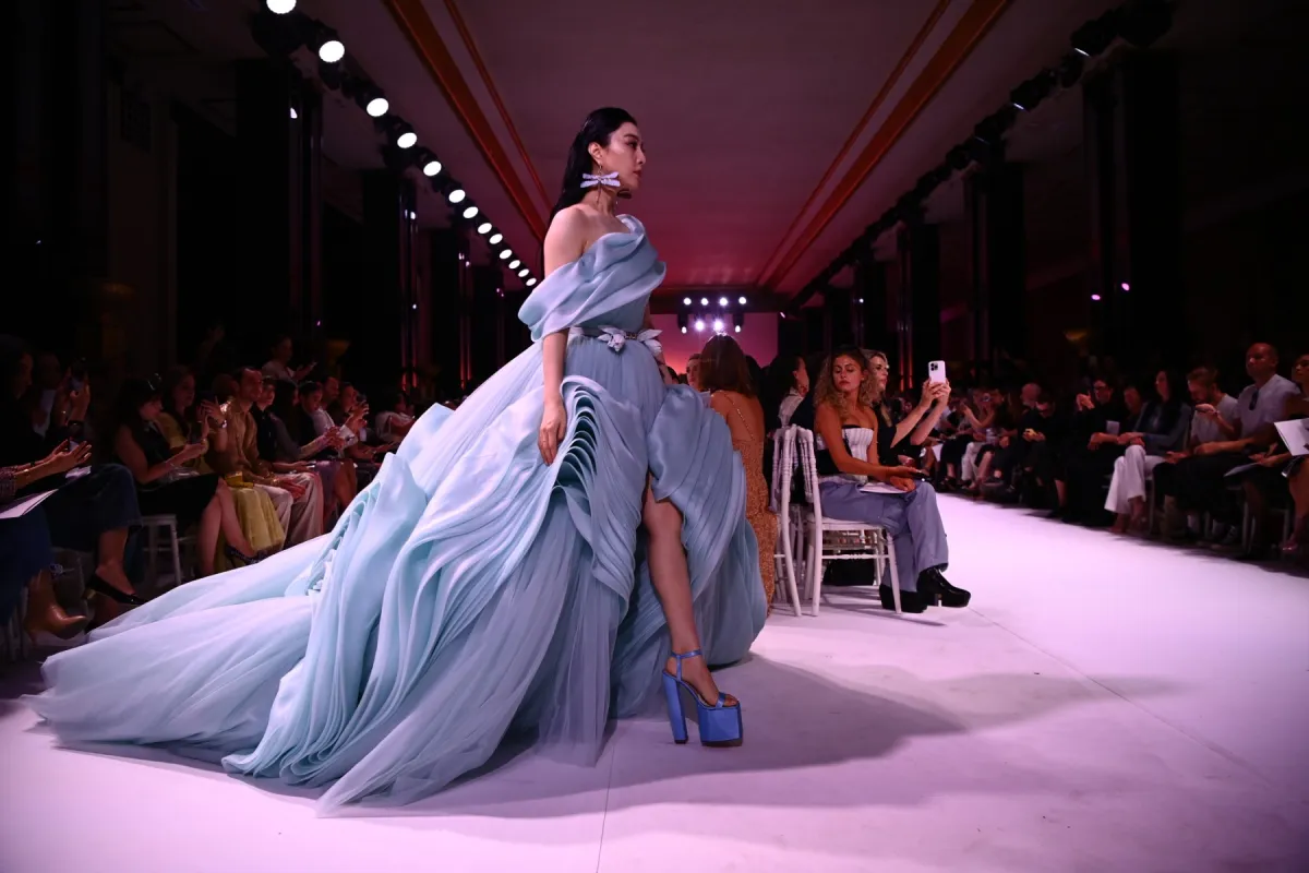 عرض مجموعة جورج حبيقة لخريف وشتاء 2023-2024 الراقية ( مصدر الصور : من Christophe ARCHAMBAULT / AFP)