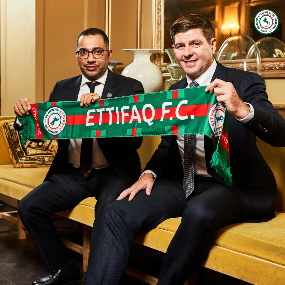 رئيس الاتفاق مع جيرارد - الصورة من حساب نادي الاتفاق على تويتر