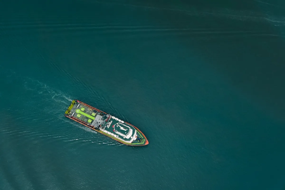 تائه في المحيط منذ 33 يوماً ينجو من أنياب قرش