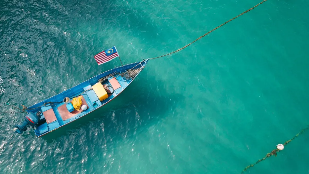 تائه في المحيط منذ 33 يوماً ينجو من أنياب قرش