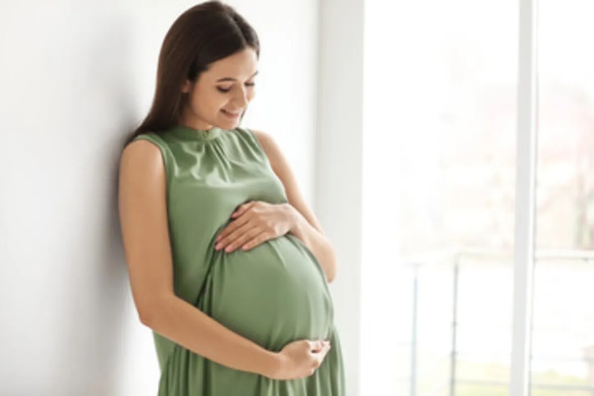 صورة لحامل تستمتع بحملها