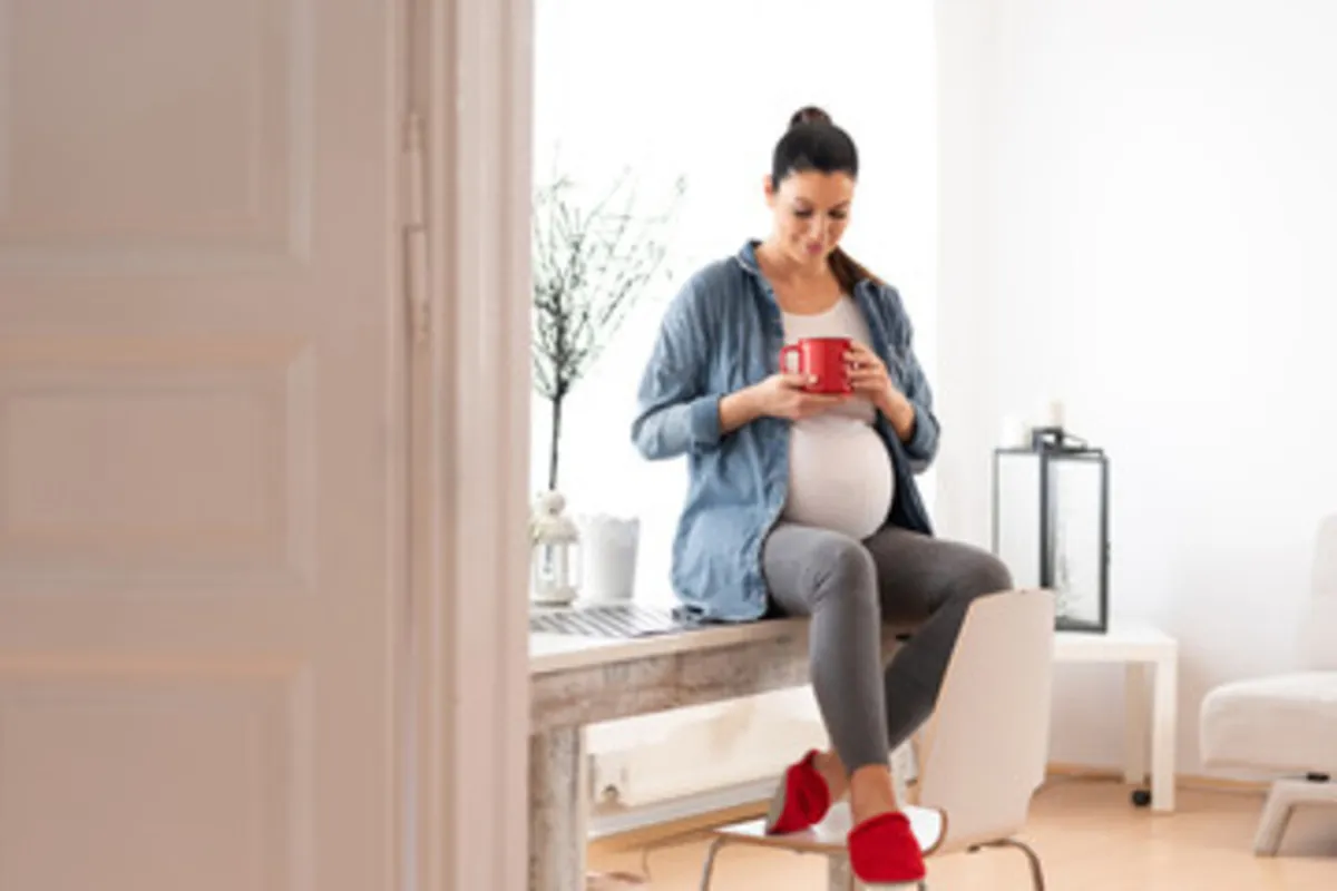 صورة لحامل تشرب الكافيين