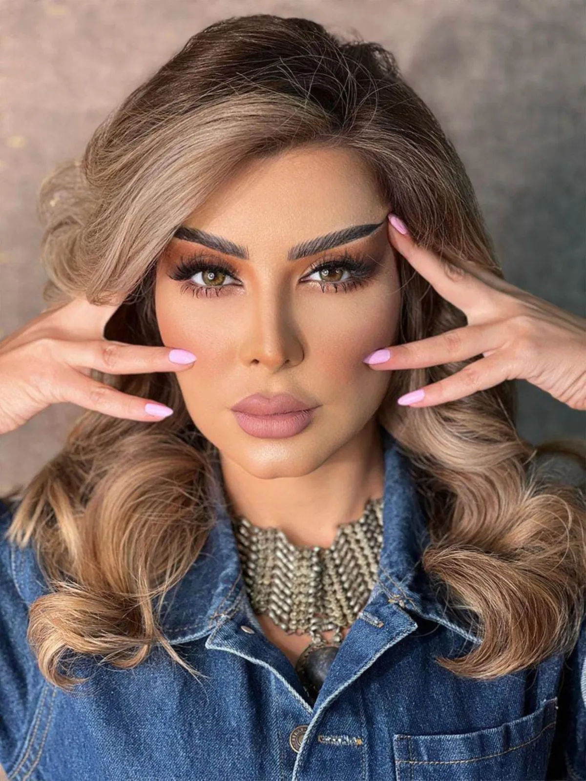 الفنانة الدكتورة نادين أكوان