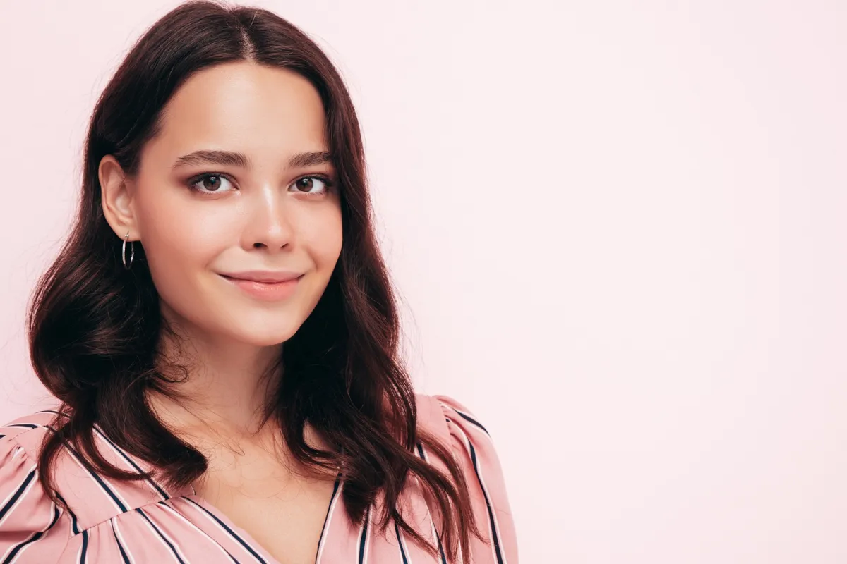 طريقة وضع ظلال العيون - الصورة من Freepik