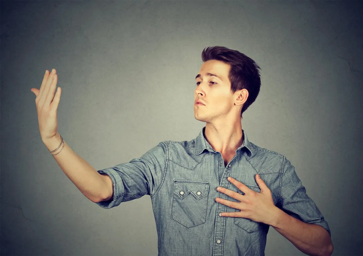 صورة للفتى المغرور وهو يشاهد نفسه