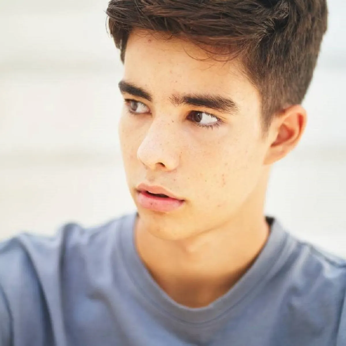 صورة لفتى مندهش مما يسمع