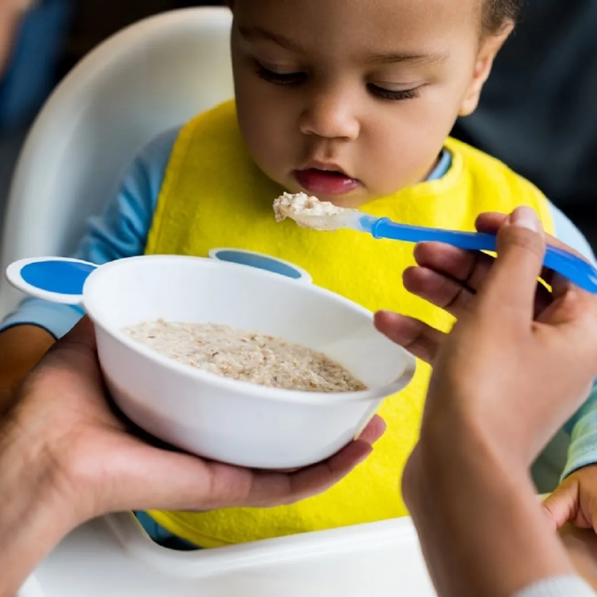 صورة لرضيع يأكل