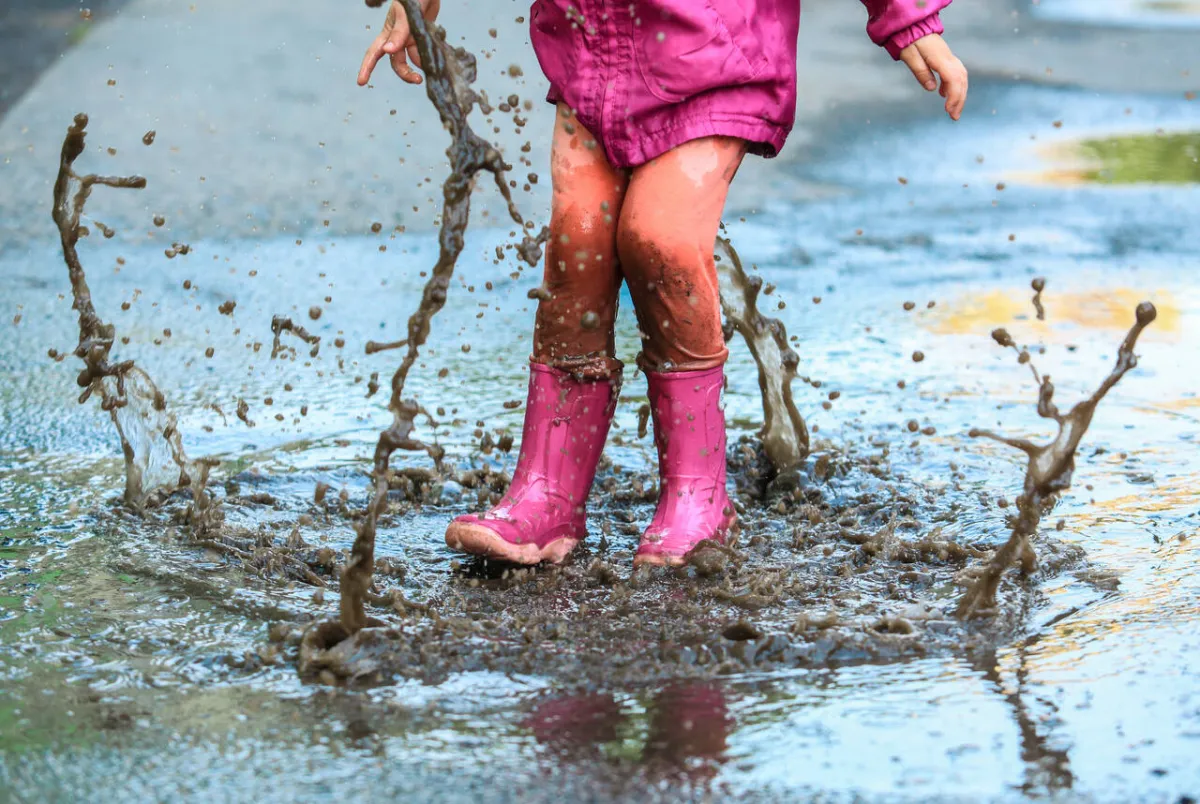 صورة طفلة تلعب بالطين