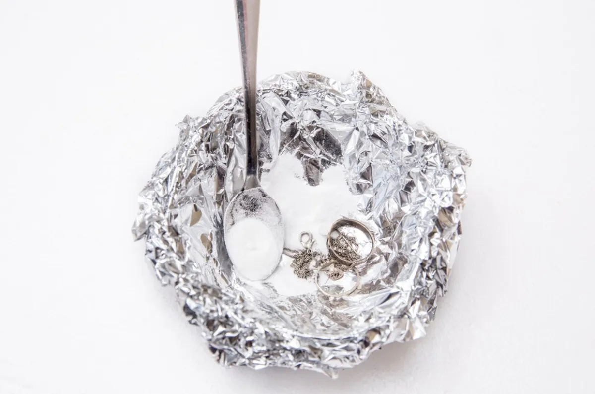 تنظيف المجوهرات بوساطة ورق الألومنيوم