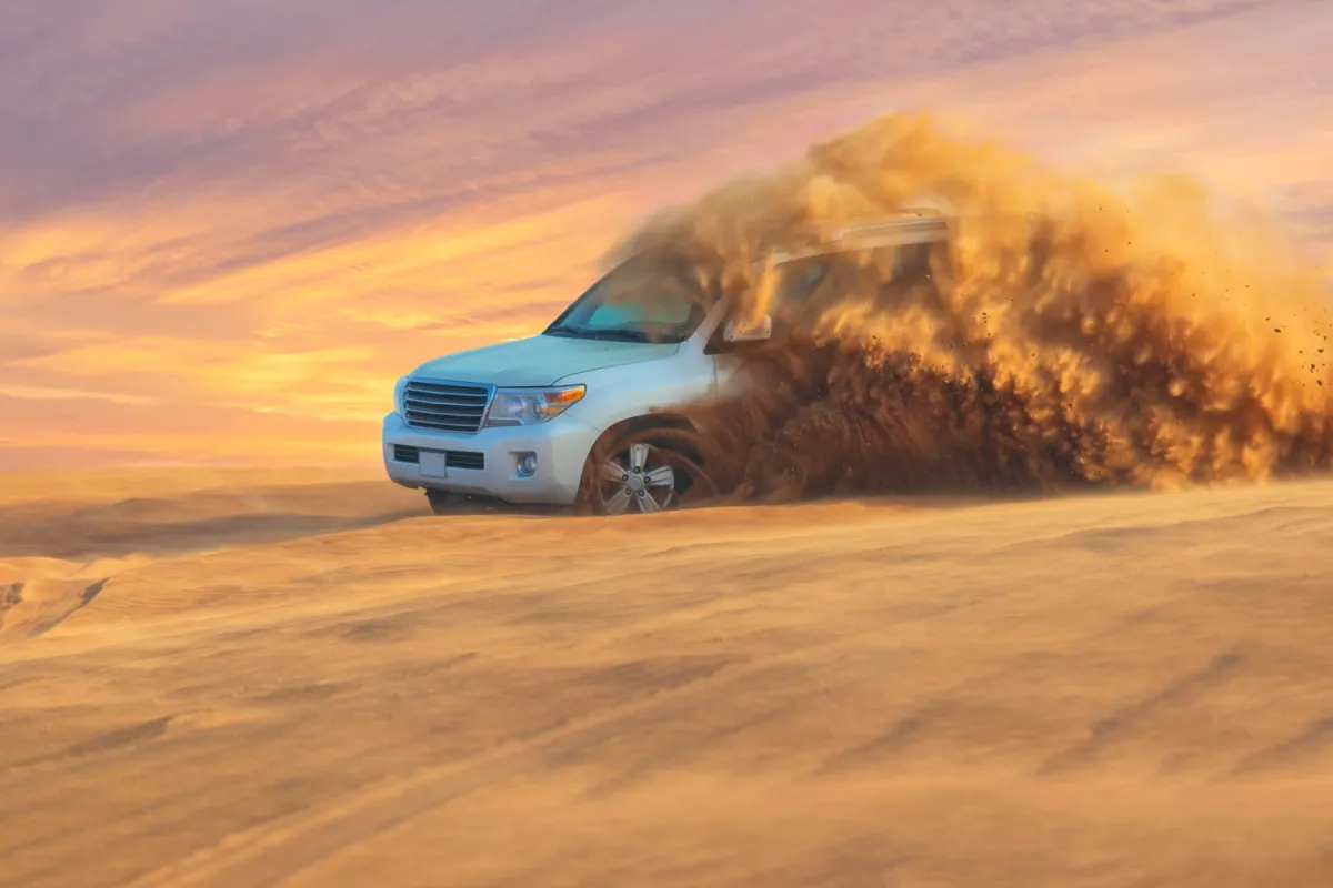 القيادة في الرمال (المصدر Adobe Stock by DanRentea)