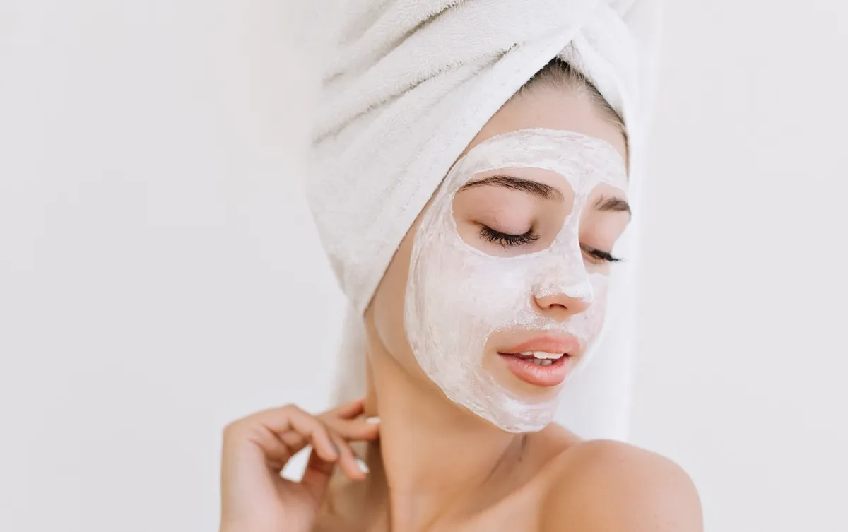 قناع الطين الابيض - الصورة من Freepik