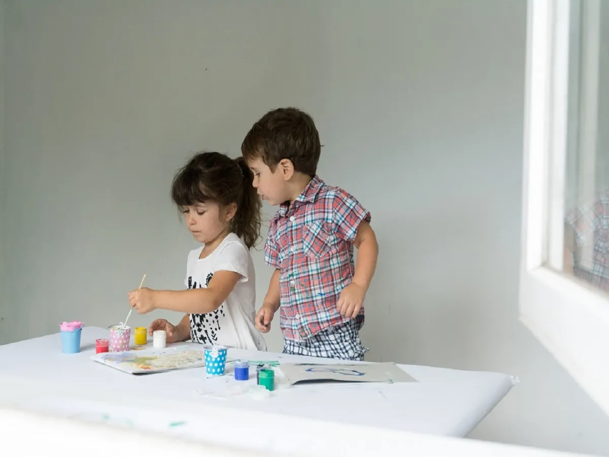 صورة لأطفال يقومون بالرسم والتلوين
