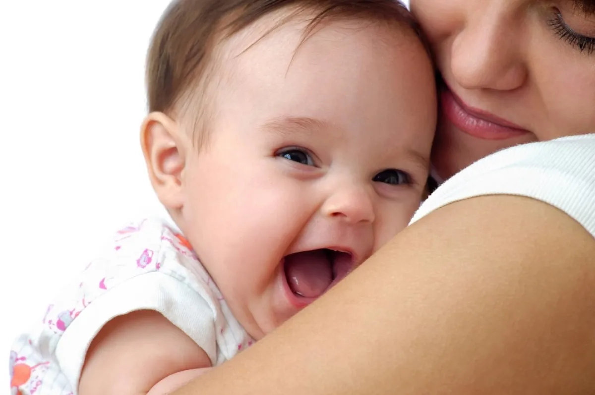 صورة لطفل رضيع في حضن أمه