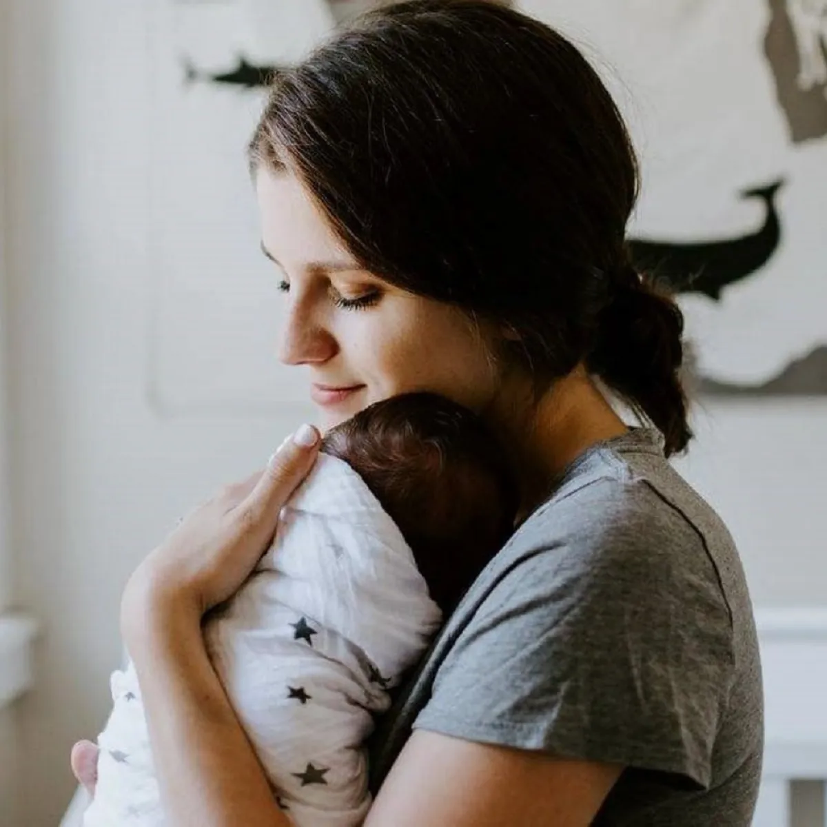 صورة لأم تحتضن طفلها