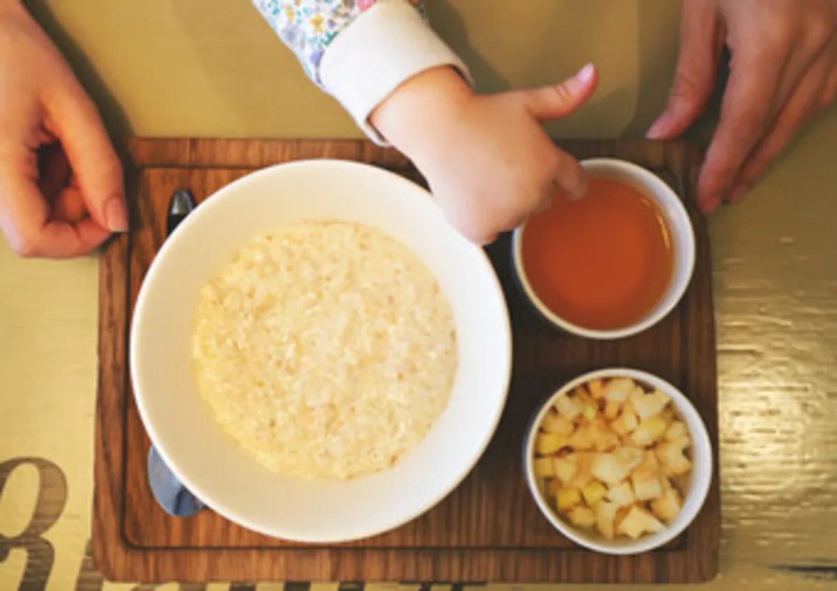 صورة لخيارات غذائية للرضيع ومن ضمنها العسل