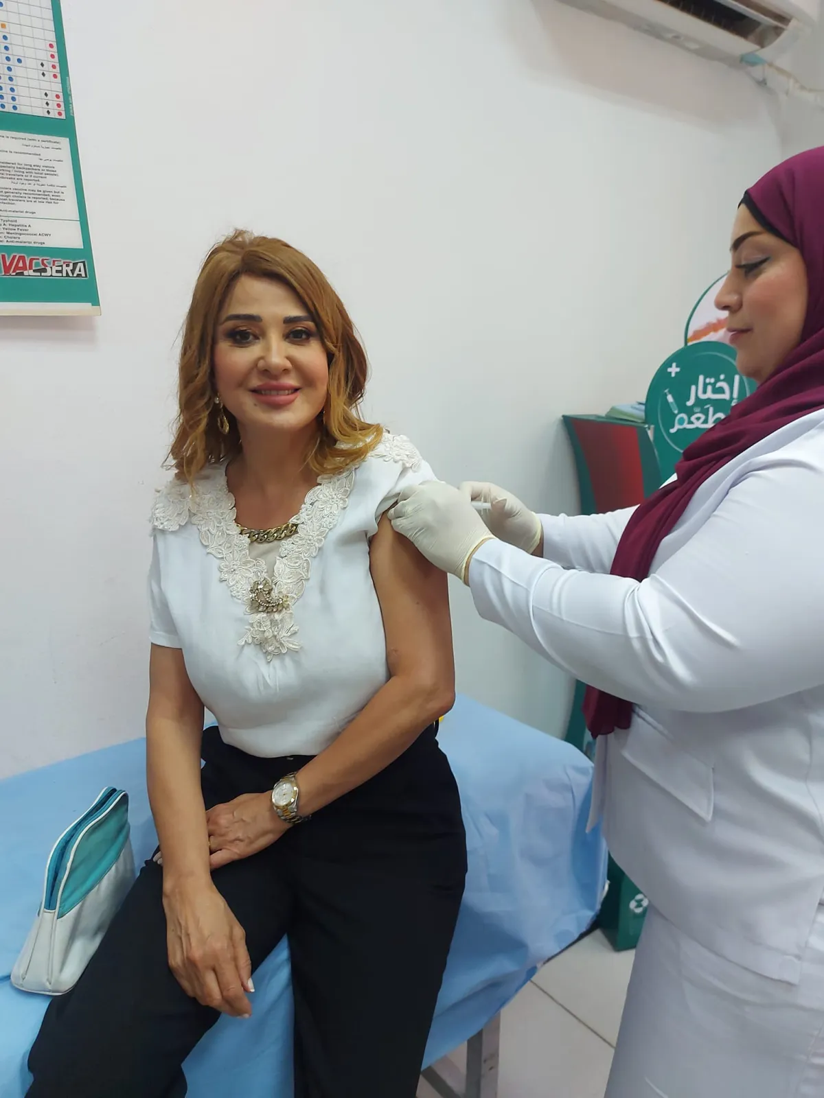 مادلين طبر أثناء تلقيها للقاح بسبب عضة أسد الصورة من صفحتها على فيسبوك