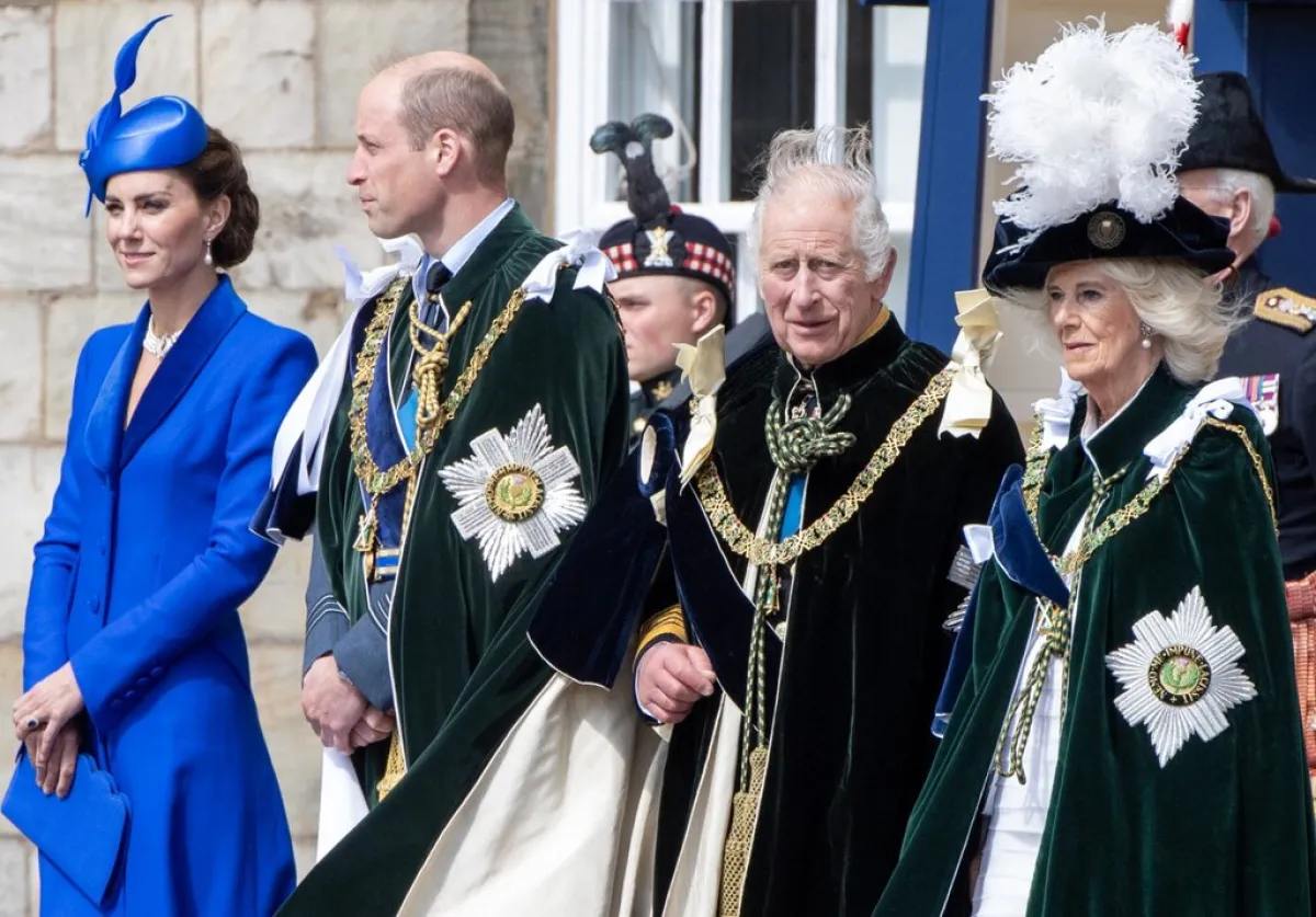 الملك تشارلز والملكة كاميلا والأمير ويليام والأميرة كيت King Charles III stands with Britain's Queen Camilla, Britain's Prince William, Prince of Wales and Britain's Catherine, Princess of Wales (مصدر الصورة: Lesley Martin / POOL / AFP)