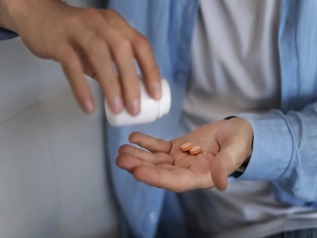 مريض يستخدم المضادات الحيوية وأدوية ضغط الدم لعلاج الإنتان  (المصدر: Freepik)