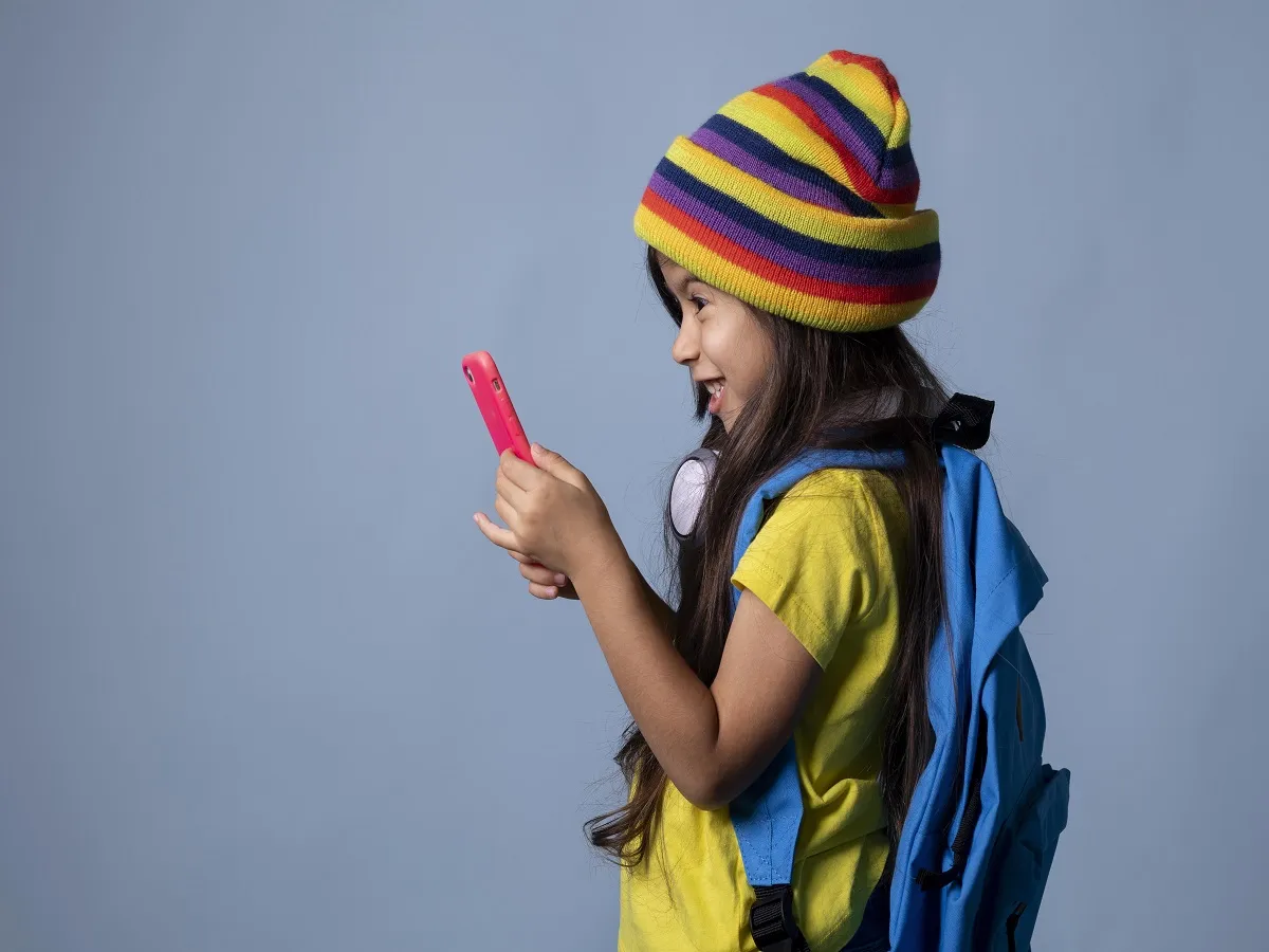 صورة لطفلة تحمل هاتفاً