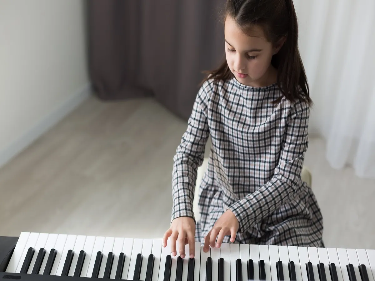 صورة لطفلة تعزف على البيانو