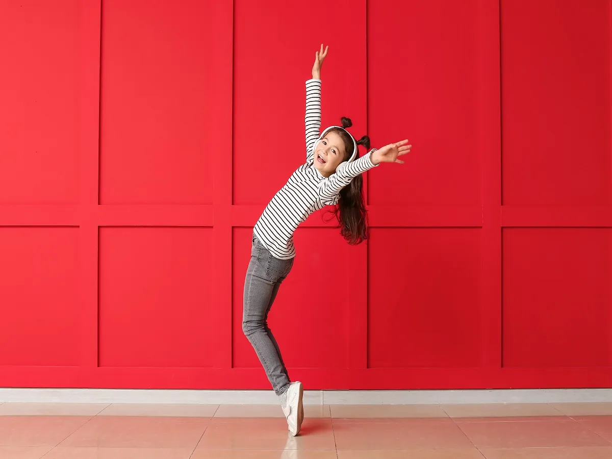 صورة لطفلة تستمع إلى الموسيقى وترقص