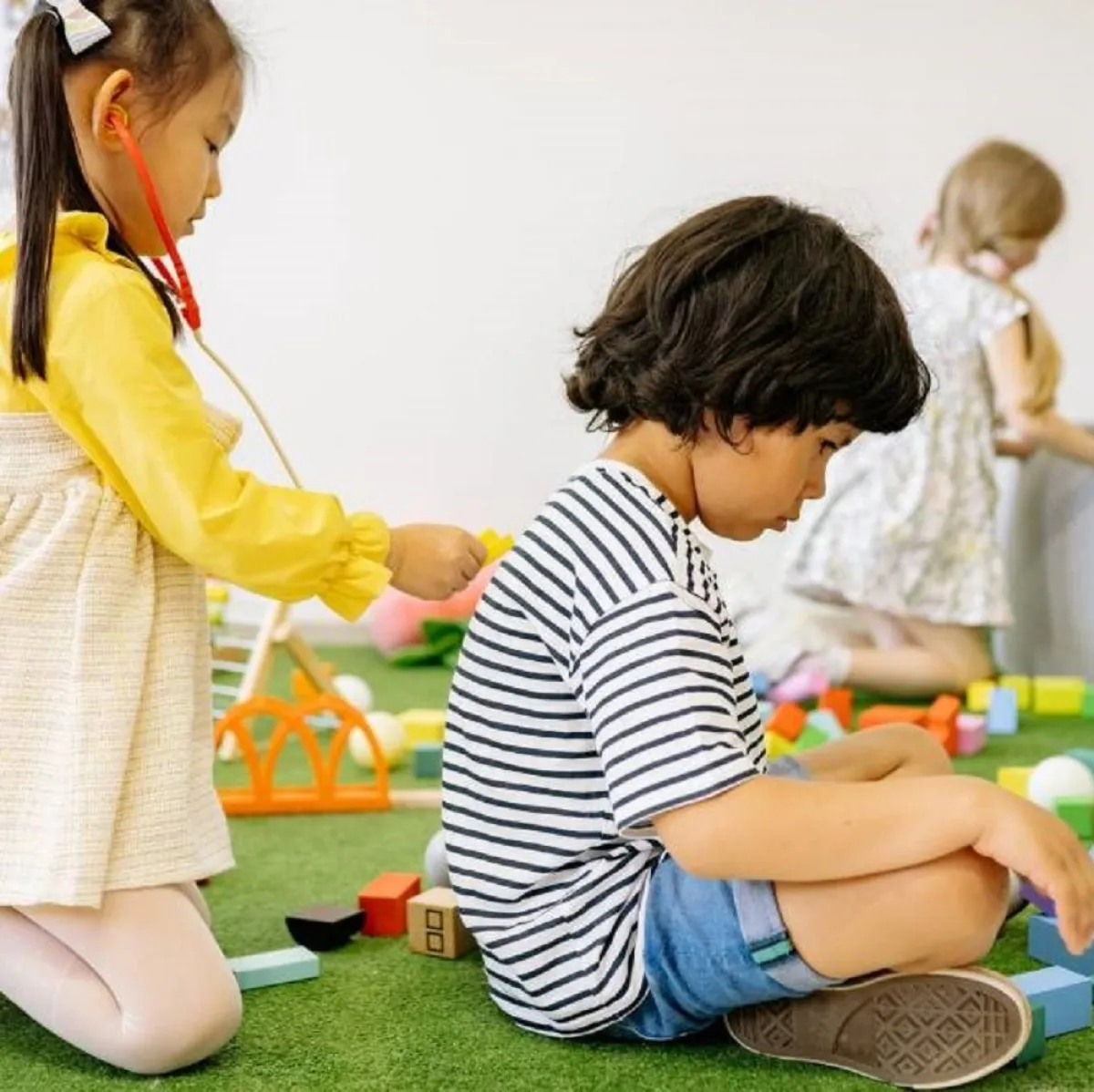 صورة لطفل غاضب منعزل