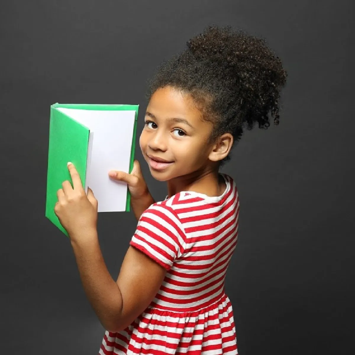 صورة لطفلة ممسكة بالكتاب