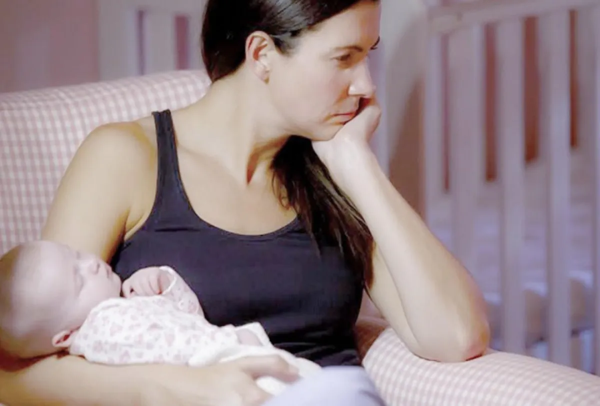 صورة لأم وطفلها تخيم عليها الكآبة