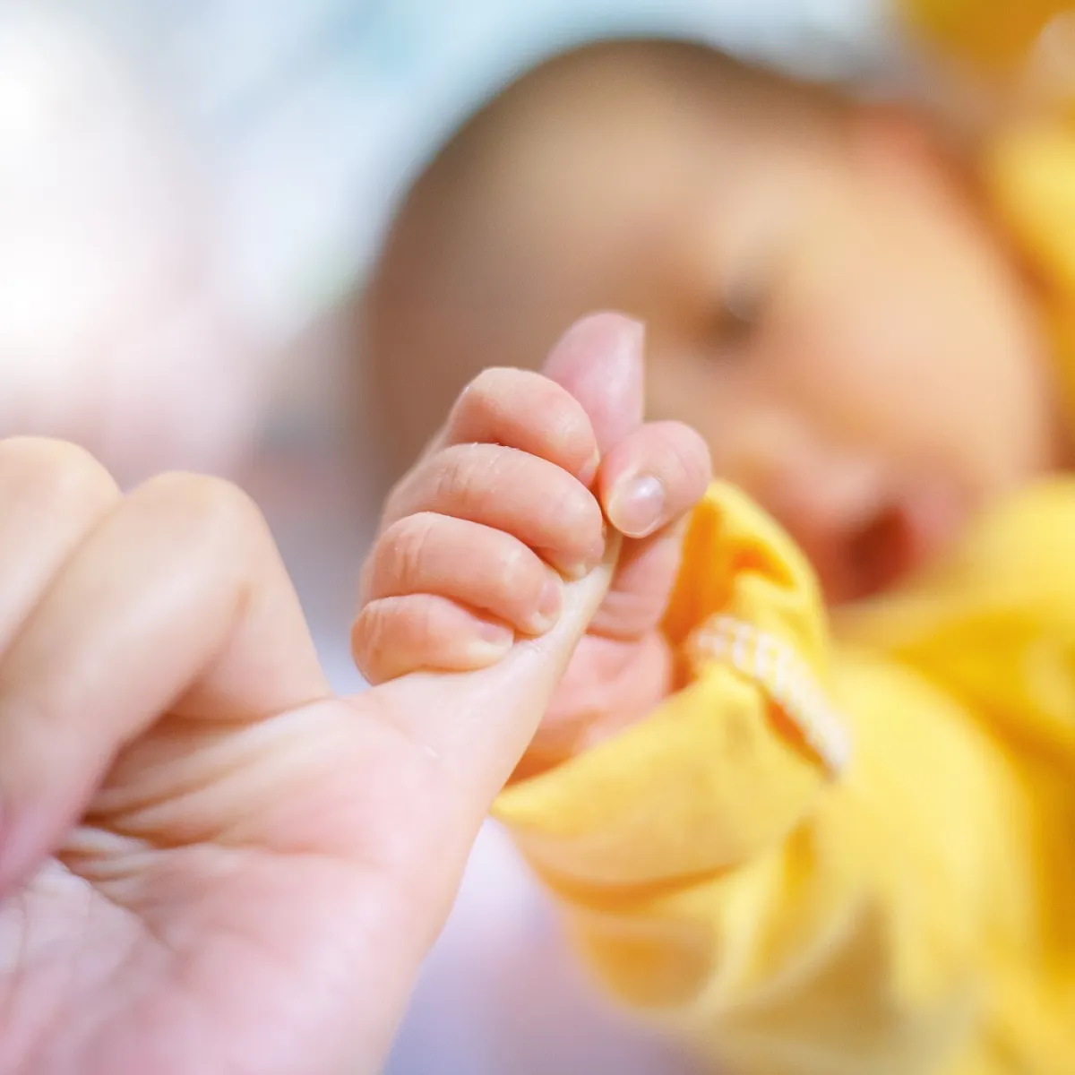 صورة تعبيرية تمثل حاجة الرضيع للأم