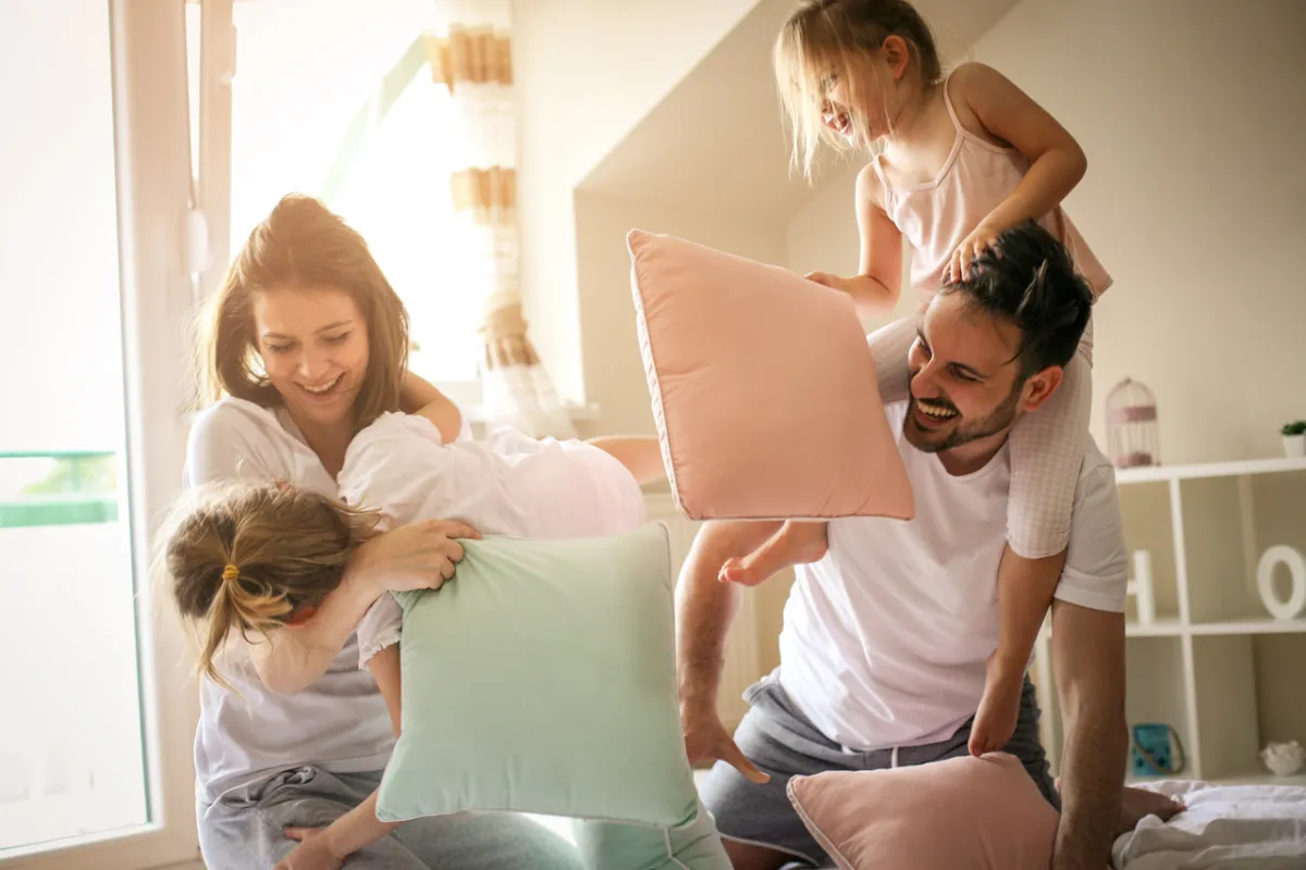 صورة عائلة تجري سباقاً بالمخدات