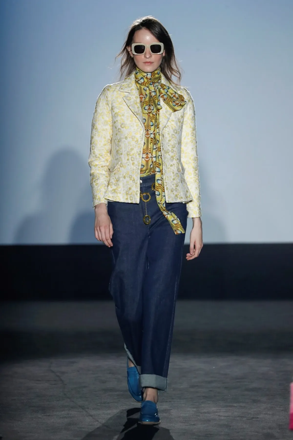 تنسيق بنطلون جينز كلاسيك من إز كامينغ «Is Coming»