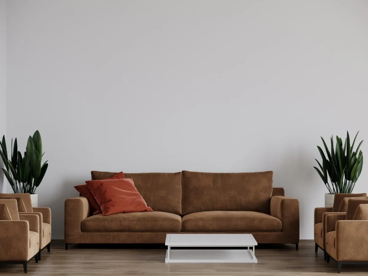 صوفا بلون الشوكولاتة في غرفة المعيشة