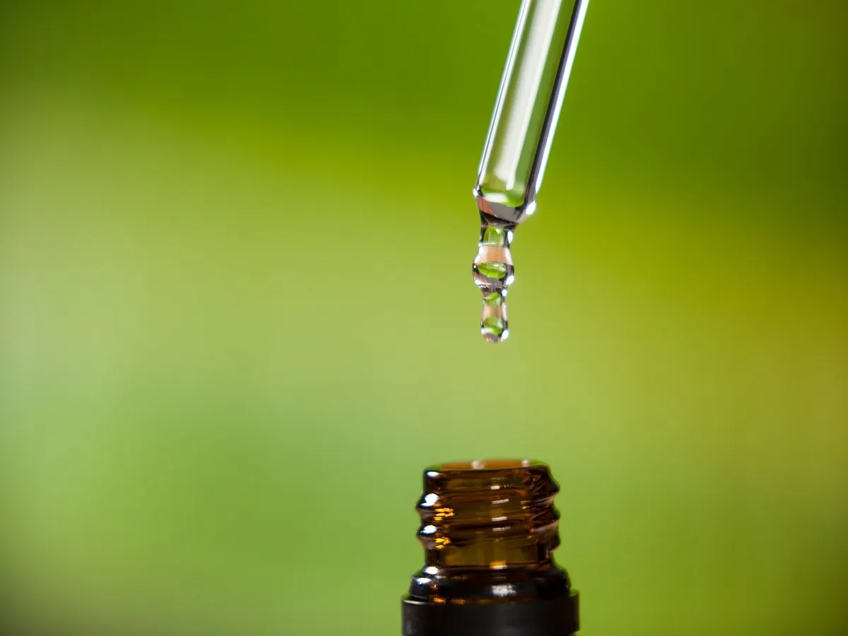 صورة لزجاجة زيت عطري