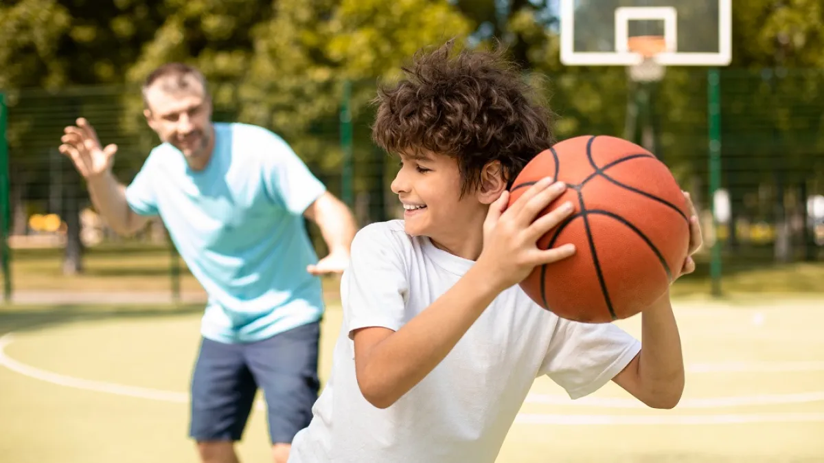 صورة لطفل يمارس بسعادة لعبته