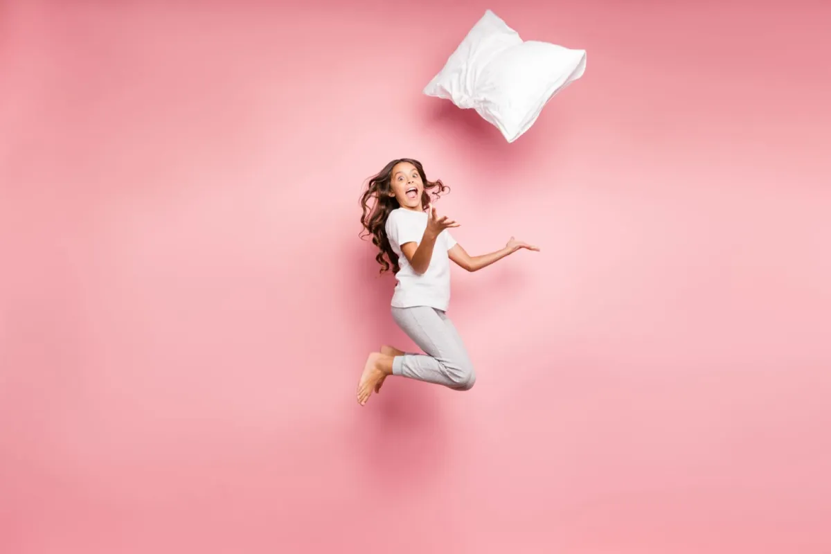 صورة طفلة في غرفة نومها