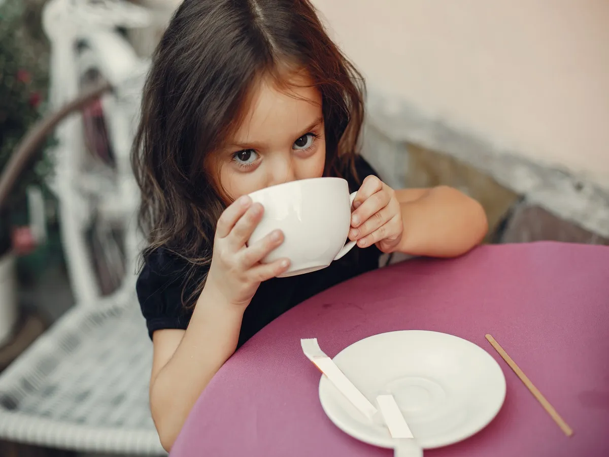 صورة لطفلة تتناول مشروباً
