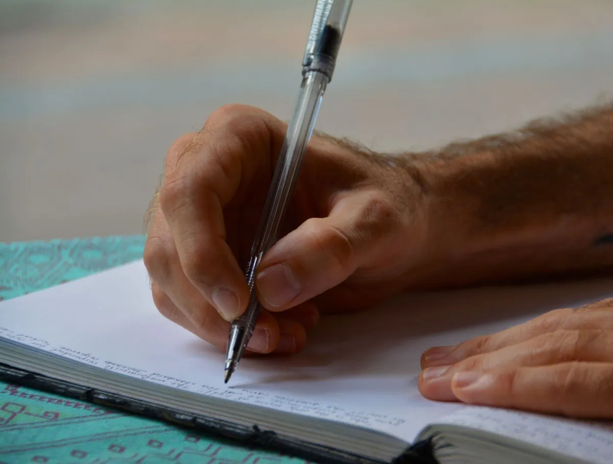 الفرق بين الكاتب والأديب