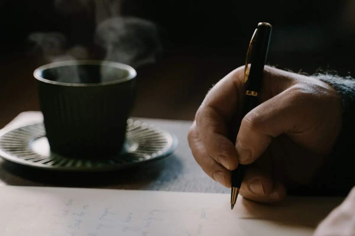 الفرق بين الكاتب والأديب