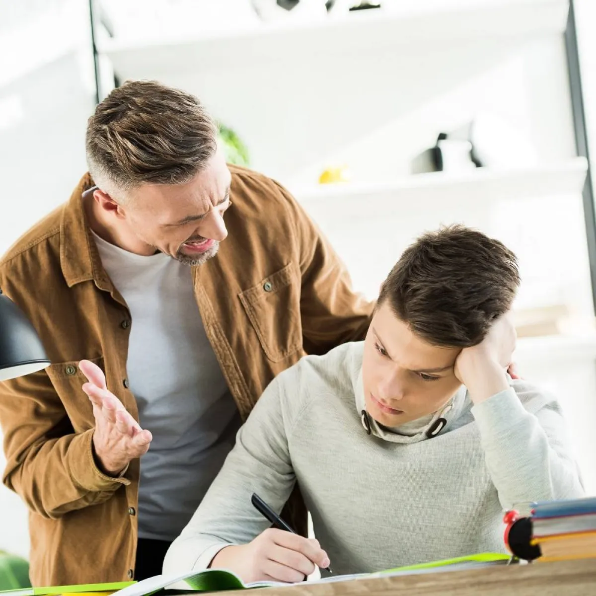 صورة لأب يجادل ولده المراهق