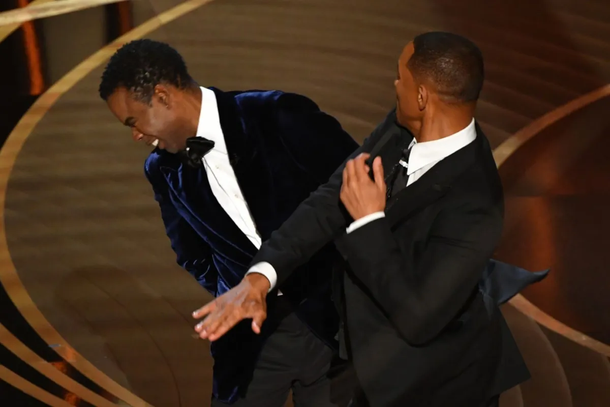 ويل سميث يصفع كريس روك (Will Smith slaps Chris Rock). مصدر الصورة: Robyn Beck / AFP