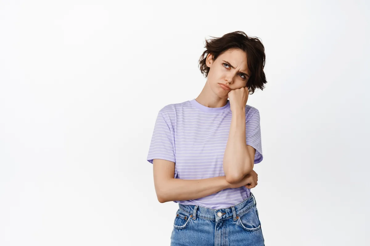 فتاة تشعر بالاكتئاب نتيجة إنتاج دماغها للكثير من الميلاتونين وهو هرمون يؤثر في دورة النوم «المصدر: Freepik»