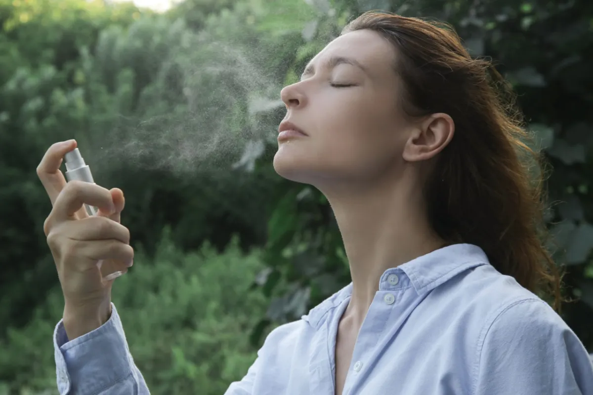 صورة لرش الوجه بماء الزهر