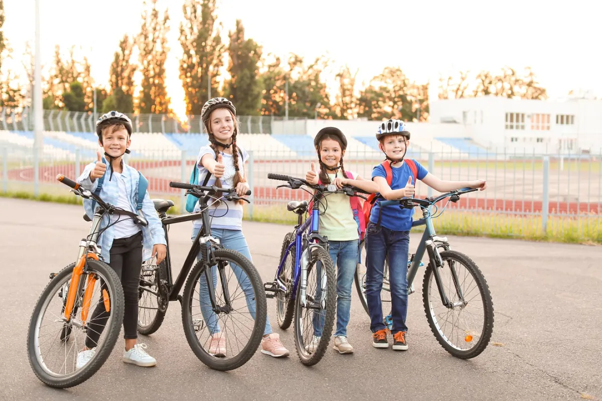 صورة لمجموعة من الأطفال مع العجل