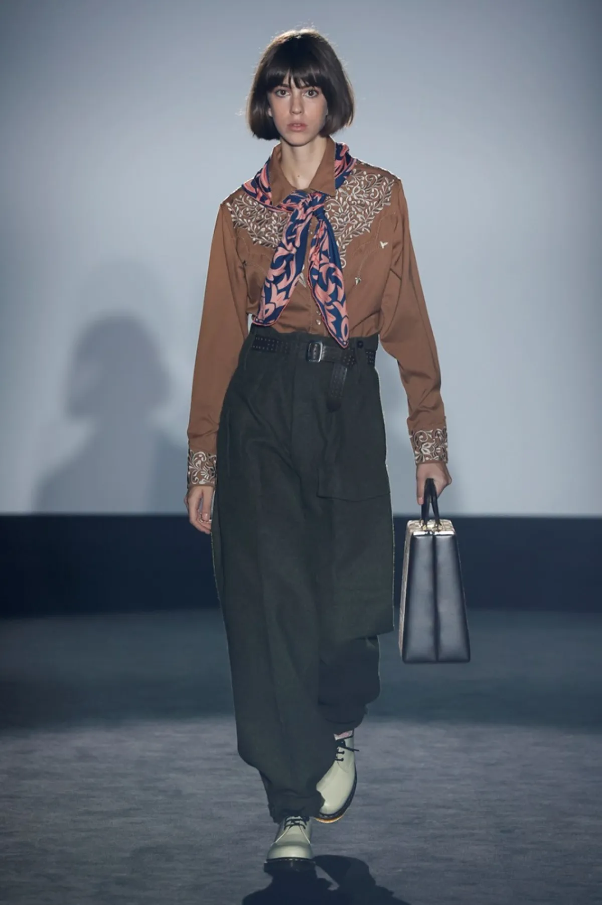 تنسيق البنطلون الفضفاض مع الأحذية المسطحة من ريبورن Reborn