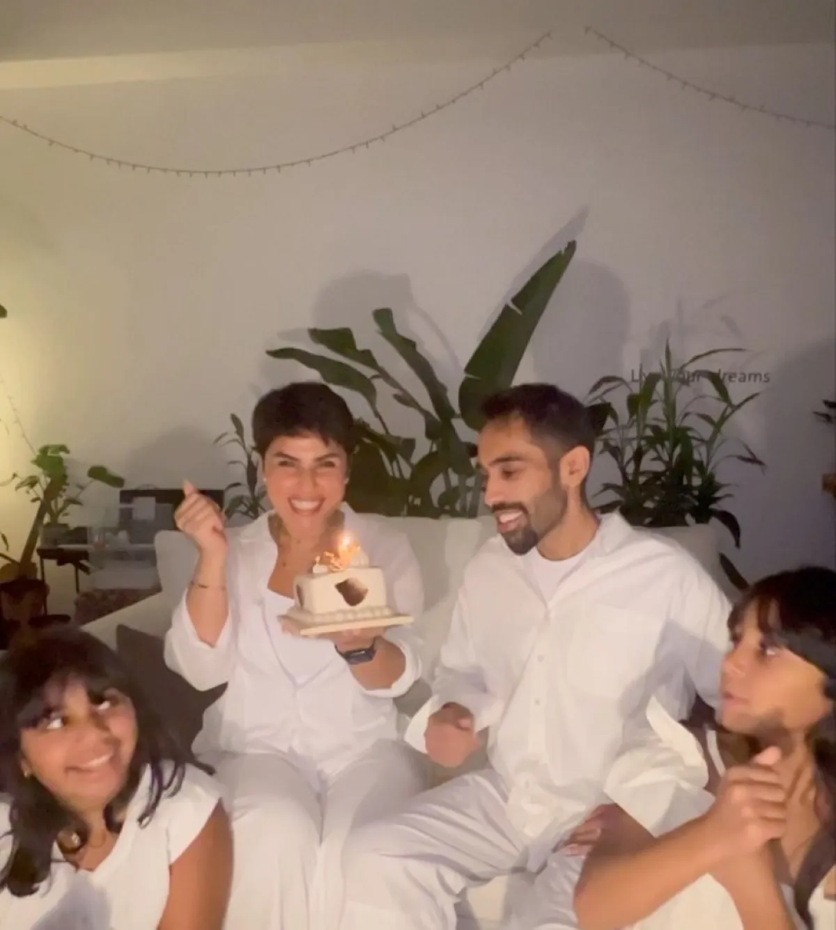 شيماء سليمان بيوم ميلادها مع زوجها جاسم محمد وابنتيها لتين وريتال -الصورة من حسابها على الانست