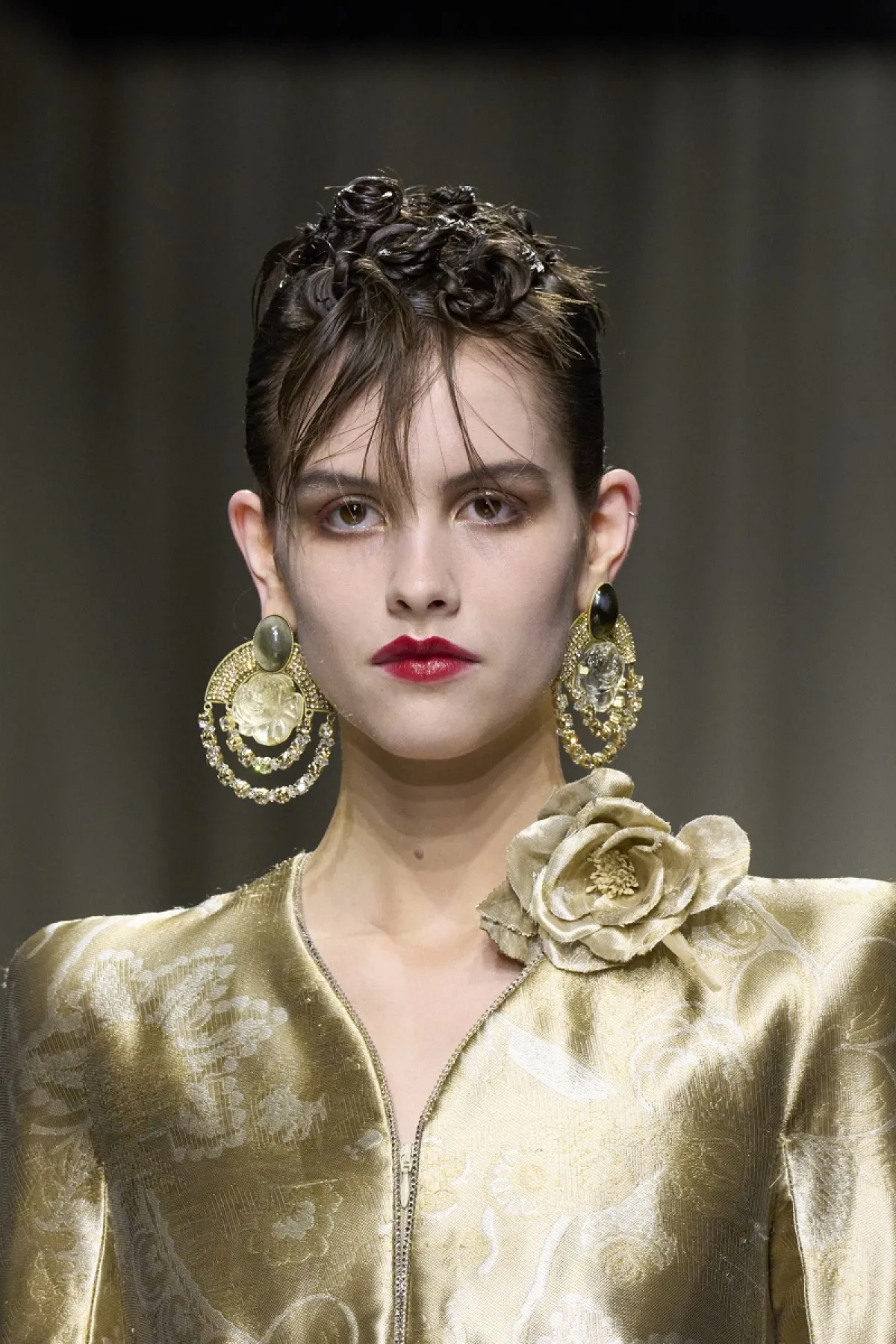 تسريحات شعر مرفوعة مع الغرة