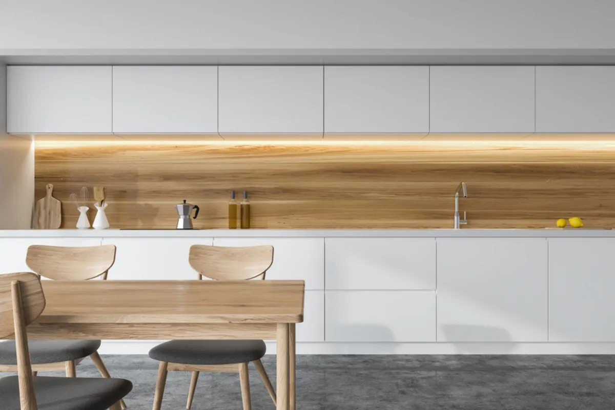 المطبخ الأميركي مصمم من الخشب في الغالب