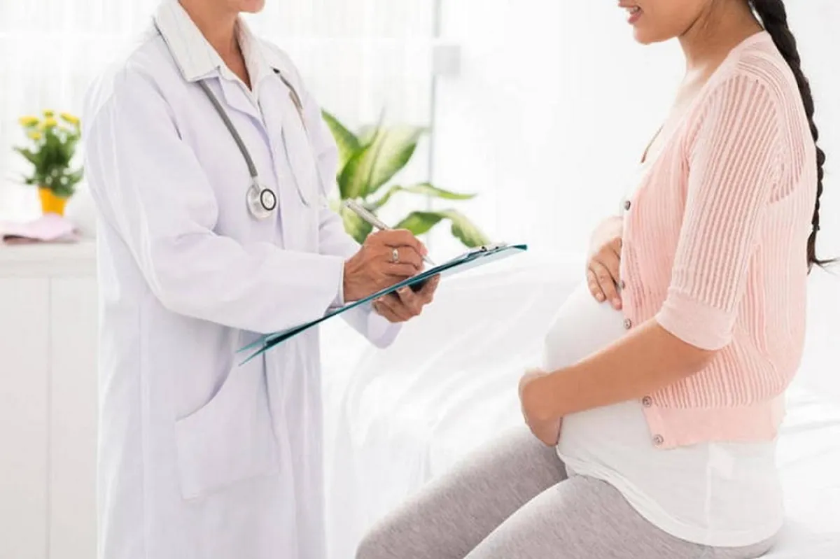 صورة لحامل وطبيبة