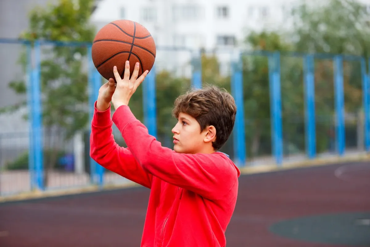 صورة لطفل يمسك بالكرة